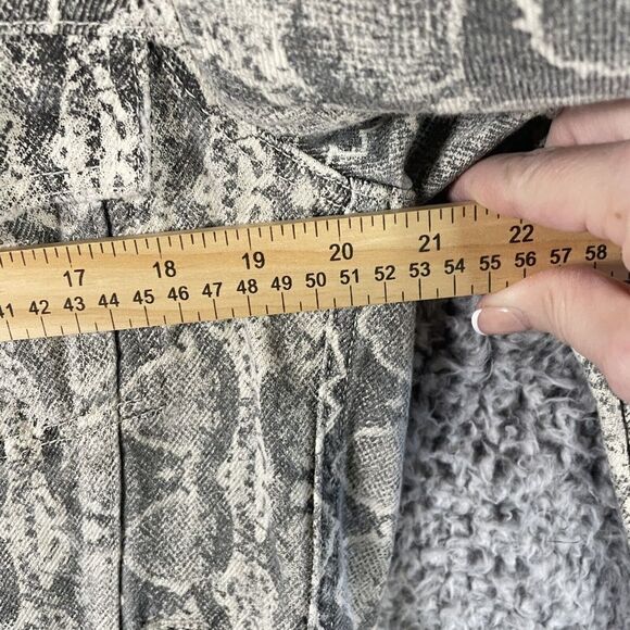 Blank NYC Women Snake Skin Print Button Up Cream Denim Jacket Women's Size Small - Picture 8 of 10